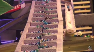 11000個のビー玉が疾走するルーブ・ゴールドバーグ・マシン