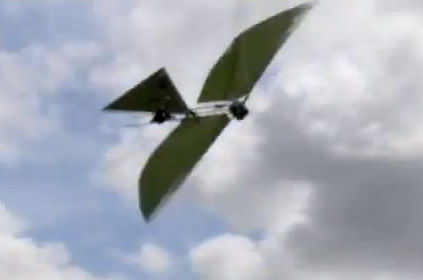 鳥の動きそっくりに飛ぶ飛行ロボット