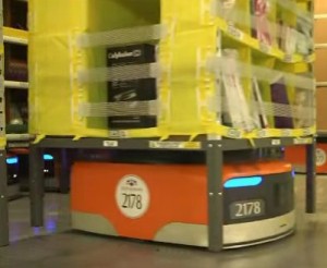 Amazonの第8世代の倉庫で稼働するルンバみたいなロボットでほとんど自動化されていた