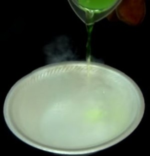 液体窒素に不凍液を入れたら凍る