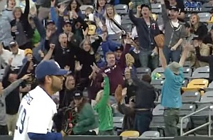 飛んできたバットを片手でナイスキャッチした観客