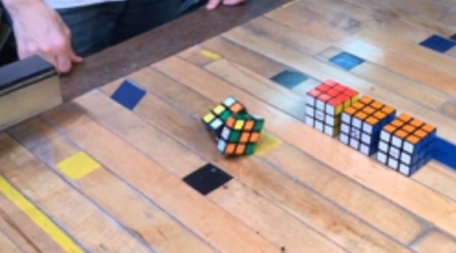 自分で転がるルービックキューブ