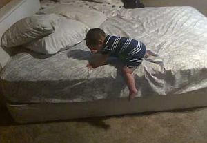 ベッドから降りれない赤ちゃんが行った賢い工夫