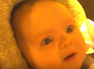 トンネルのオレンジの光を見ると泣き止む赤ちゃん