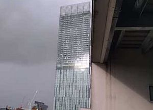 マンチェスターのビルで起きる怪音