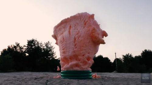 大量コーラにメントスを入れる