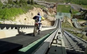 バイクでスキージャンプ