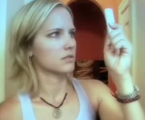 金髪女性が妊娠検査で大喜びするiPodのCM