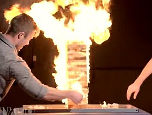 炎上する巨大ジェンガを素手で遊ぶ男達