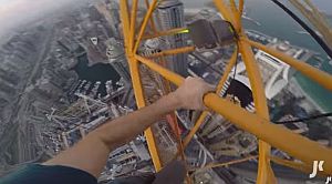 ドバイの世界一高いビルに登った動画