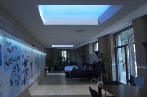 太陽光が差す窓に見えるLEDライト