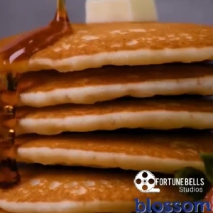 ホットケーキが焼きたてふっくらで積み重なっているようにする