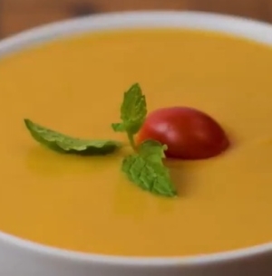 スープに乗せるバジルやミニトマトが沈まないようにする