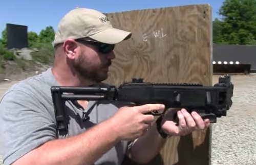 銃口が左右に曲がる銃「Corner Shot」