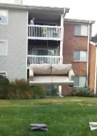 3階からカウチソファを安全に降ろす方法