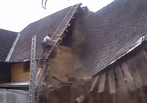 家屋をチェインソーで真っ二つに倒壊させる