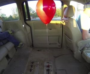 車を走らせると車内のヘリウム風船はどうなるか？