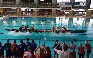 ドラゴンボートを反対に漕ぎ合って水上対決