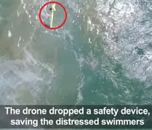ドローンが沖に流された人に浮力体を投下するシーン