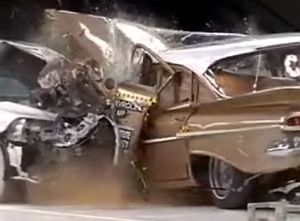 50年前の車と現代の車を衝突させた実験動画