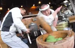 驚異的な速度で餅つきをする日本人2人組み