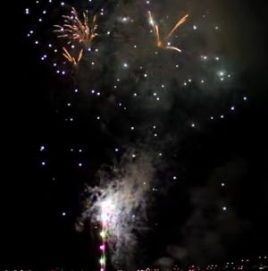 花火を逆再生すると光が一点に集まって見える