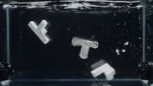 水流のみで勝手に組み上がる椅子をMITが開発