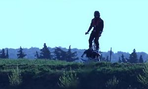 空飛ぶボードの試乗動画