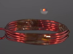 世界初の浮遊するLEDライト