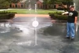 フリスビーを噴水に当てると回転しながら浮く