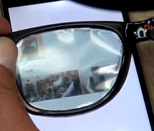 特殊なメガネが無いと画面が見えないスマートフォン