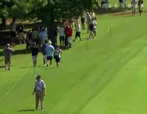 ゴルフショットが観客のポケットに入ってしまう