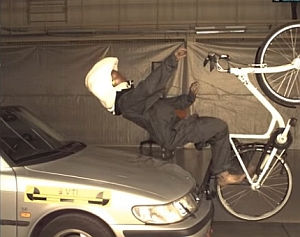 自転車用のエアバッグの実験映像