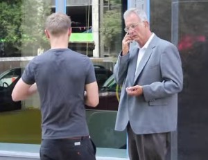 ホームレスがスーツを着たら140ドル儲かった