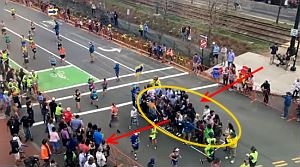 マラソンで通行規制されている道路はこうやって横断してる