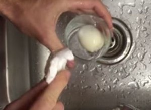 ゆでたまごの殻をコップで簡単に剥く方法