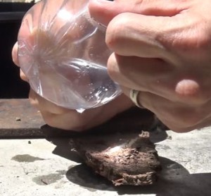 ジップロックで焚き火の火種を作る方法