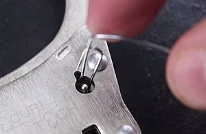 手錠をクリップで外す方法