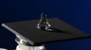 レーザーで金属を加工するだけで強力な撥水性が生じる