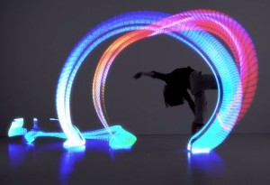 靴の挙動を感知してソールが光るシューズ