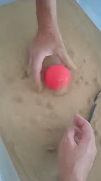 砂を液状化させる装置で砂にボールが沈む