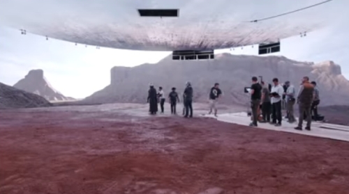 最新の実写ドラマは巨大スクリーンで撮影している