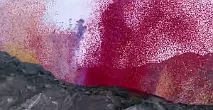 火山の火口に花びらを入れて舞い散らせたCM動画