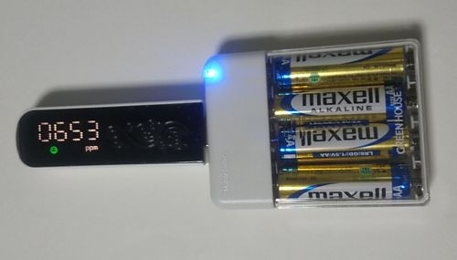 CO2センサーMATECHをモバイルバッテリーに挿している