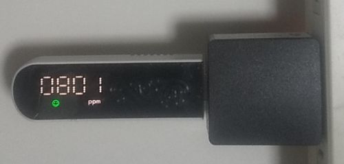 CO2センサーMATECHをスマホ用充電器を介してコンセントに挿している