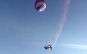 気球を利用して高度1800mでブランコに乗る