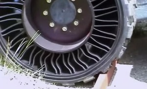 ミシュランの空気もホイールもないタイヤで走る車両