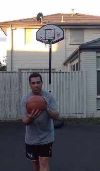 絶対に真似できないバスケットボールのシュート