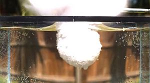 800度の熱で溶けた塩を水槽に入れて水蒸気爆発