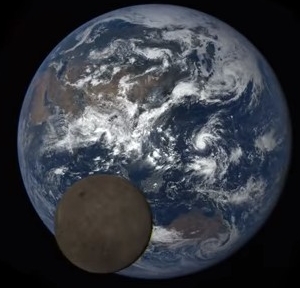 地球の前を月が横切る動画